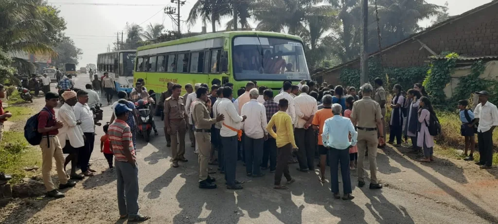 Bus stop protest by students for three hours