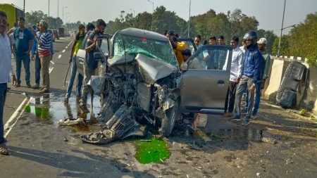 वॅगनरची दुभाजकाला धडक ;कारचालक जागीच ठार