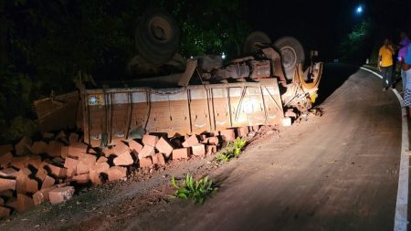 कुपेरी घाटीत ट्रकचा भीषण अपघात