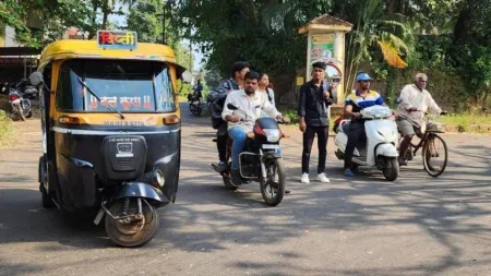 सावंतवाडी पोलीस ठाण्याचे हवालदार राजा राणे यांच्या दुचाकीला अपघात