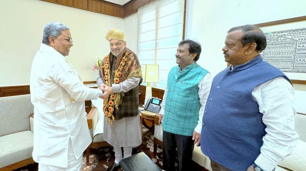 दुष्काळी मदतनिधीसाठी केंद्रीय गृहमंत्र्यांचीही घेतली भेट He also met the Union Home Minister for the drought relief fund