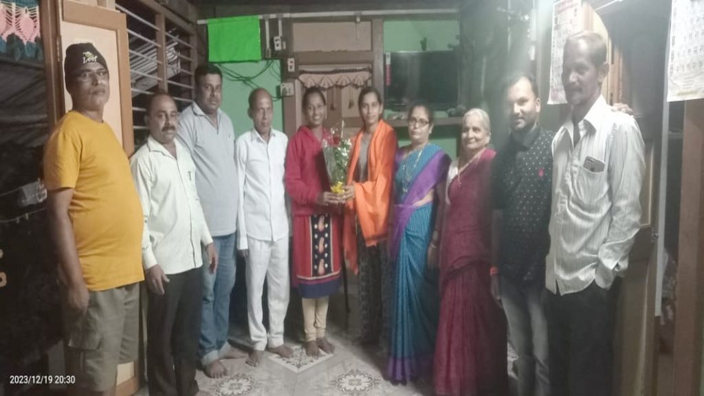 चेंदवण येथील दिव्या बर्वेचा ठाकरे शिवसेनेच्या वतीने सत्कार