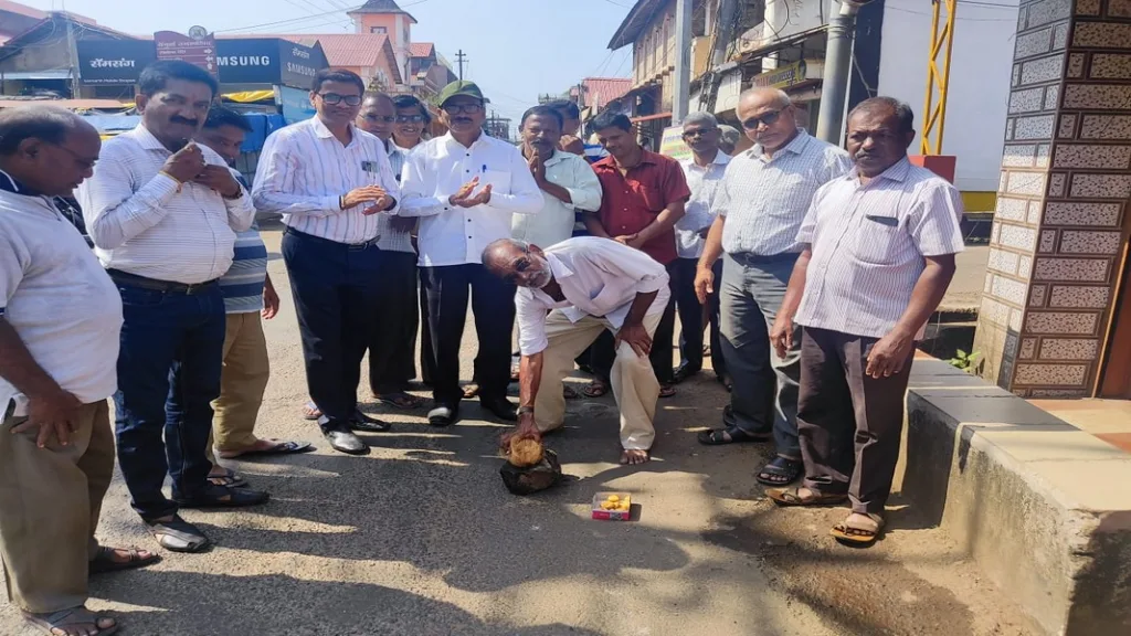 बॅ. खर्डेकर कॉलेज रोडवरील डांबरीकरण कामाचा शुभारंभ