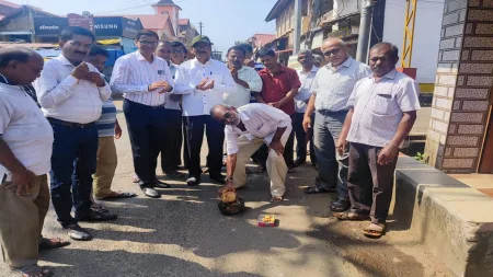 बॅ. खर्डेकर कॉलेज रोडवरील डांबरीकरण कामाचा शुभारंभ
