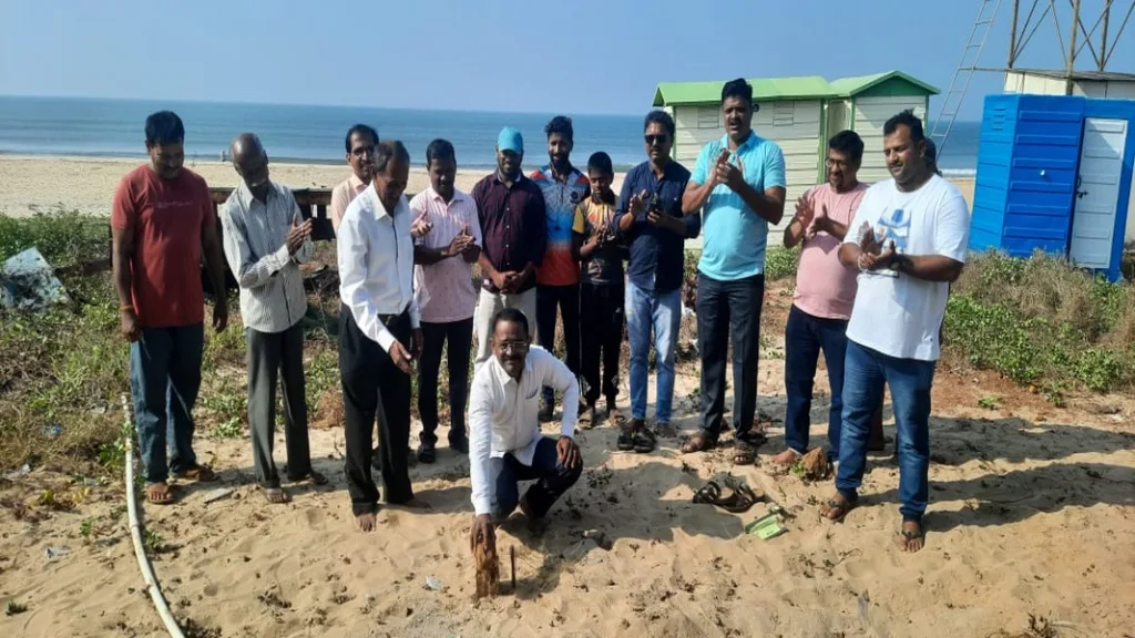 आचरा किनाऱ्यावर चेंजिंग रूम बाथरूमचे काम सुरु