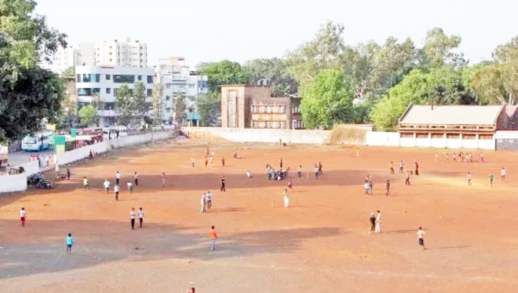 क्रीडांगणाअभावी विद्यार्थी खेळापासून वंचित Students deprived of sports due to lack of playground