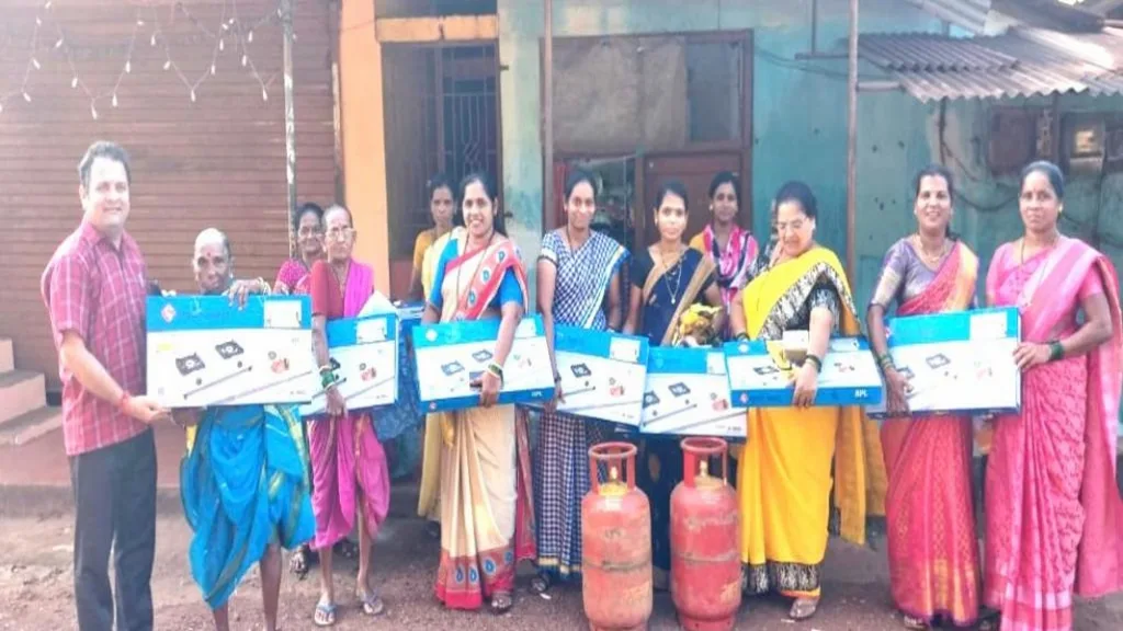 मळेवाड – कोंडुरेत महिलांना उज्वला योजनेंतर्गत गॅस कनेक्शनचे वितरण