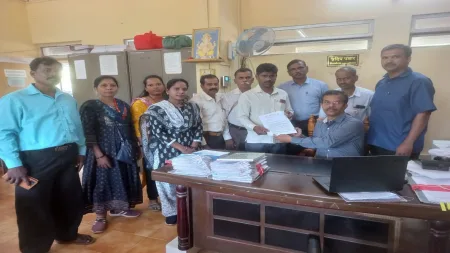 शेतकऱ्यांच्या मागण्यांकडे लक्ष वेधण्यासाठी प्रांताधिकारी,नायब तहसीलदारांना निवेदन