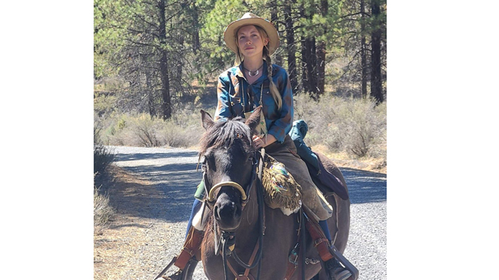 जंगलात आयुष्य घालविणारी युवती A girl who spends her life in the forest