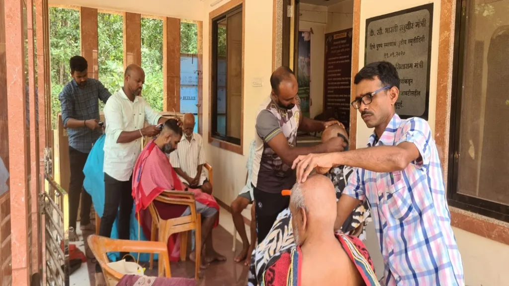 आचरा येथील नाभिक बांधवांची अणाव येथील अनाथ आश्रमात सेवा