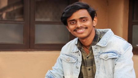 ओटवणेच्या रोहित वरेकरची ‘ इकठ्ठा ‘ कला प्रदर्शनासाठी निवड