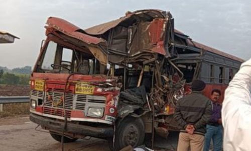 सहलीच्या बसची टेम्पोला जोरदार धडक ,एक शिक्षक जागीच ठार तर एक शिक्षक जखमी Excursion bus hit Tempo hard