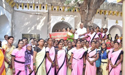 अंगणवाडी कर्मचाऱ्यांचे प्रश्न मंत्रिमंडळ बैठकीत मांडणार The Cabinet will raise the issues of Anganwadi employees in the meeting