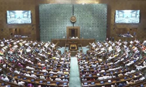 सुरक्षेवरून विरोधी पक्षांचं संसदेत गदारोळ;15 खासदारांचं निलंबन Opposition parties riot in parliament over security; suspension of 15 MPs