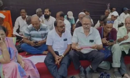 Chain hunger strike by farmers in Ratnagiri demanding compensation