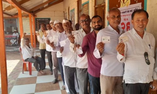 कसबा बीड भागात यशवंत बॅक निवडणूकीसाठी दुपारपर्यत शांततेत 60% मतदान Peaceful 60% polling till noon for Yashwant Back election