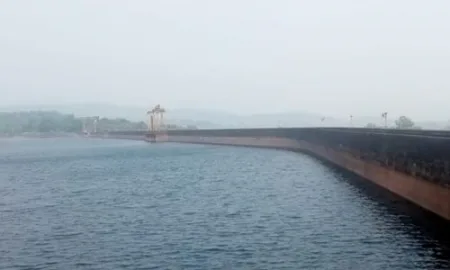 गेल्या पाच वर्षांच्या तुलनेत राधानगरी धरण पाणलोट क्षेत्रात निम्माच पाऊस,यंदा पाणी टंचाईचे सावट गेल्या पाच वर्षांच्या तुलनेत राधानगरी धरण पाणलोट क्षेत्रात निम्माच पाऊस,यंदा पाणी टंचाईचे सावट पाणी जपून वापरावे, जलसंपदा विभागाचे आवाहन राधानगरी प्रतिनिधी गेल्या पाच वर्षांच्या तुलनेत यंदा निम्याहून कमी पाऊस झाला आहे.अवकाळी पाऊसही न झाल्याने शेतीसाठी पाण्याची मागणी वाढली आहे.राधानगरी धरण पाणलोट क्षेत्रात २०१९ साली ६९१२ मिलिमीटर पाऊस नोंदला होता.यावर्षी फक्त ३८६७ मिलिमीटर इतकाच पाऊस झाल्याने डोंगरदऱ्यातील पाण्याचे ओघळ कमी आहेत.त्यामुळे यावर्षी पाणी टंचाईचे सावट निर्माण होऊ शकते. राधानगरी धरण पाणलोट क्षेत्रात गेली पाच वर्षांच्या तुलनेत निम्माच पाऊस झाला आहे. जून महिन्या पासून पाऊस कमी झाल्याने जमीन,जंगल दऱ्यामध्ये पाणी कमी प्रमाणात मुरले आहे.त्यामुळे जमिनीच्या पहिल्या थरामध्ये पाणी कमी असल्याने धरण पाणलोट क्षेत्रातील जंगल दऱ्यातील पाण्याचे ओघळ कमी झाले आहेत.त्यामुळे धरणात येणारे ओघळाचे पाणी कमी झाले आहे. धरणाची ओळख असलेला राधानगरी तालुक्यात या वर्षी तालुक्यातील तीन धरणे कमी अधिक प्रमाणात भरल्याने संभाव्य पाणी व वीज टंचाई लक्षात घेऊन पाणी या वर्षी जपून वापरावे असे आवाहन जलसंपदा विभागाने केले आहे, अद्यापही डिसेंबर अखेर व पुढील 15 जूनचा काळ म्हणजेच सहा महिने पावसाची प्रतीक्षा करावी लागणार आहे, संभाव्य पाणी टंचाई निर्माण होऊ नये म्हणून जलसंपदा विभागाने पाण्याचे योग्य नियोजन केले आहे. पाच वर्षातील पाणीसाठा.टी एम सी मध्ये व पाऊस सन पाणीसाठा पाऊस 2019 7.19 6912मी मी 2020 7.17 4556 मी मी 2021 7.64 4945 मी मी 2022 7.47 4467मी मी 2023 7.72 3867 मी मी Rainfall in Radhanagari Dam catchment area is half as compared to last five years