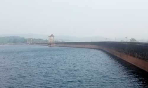 गेल्या पाच वर्षांच्या तुलनेत राधानगरी धरण पाणलोट क्षेत्रात निम्माच पाऊस,यंदा पाणी टंचाईचे सावट गेल्या पाच वर्षांच्या तुलनेत राधानगरी धरण पाणलोट क्षेत्रात निम्माच पाऊस,यंदा पाणी टंचाईचे सावट पाणी जपून वापरावे, जलसंपदा विभागाचे आवाहन राधानगरी प्रतिनिधी गेल्या पाच वर्षांच्या तुलनेत यंदा निम्याहून कमी पाऊस झाला आहे.अवकाळी पाऊसही न झाल्याने शेतीसाठी पाण्याची मागणी वाढली आहे.राधानगरी धरण पाणलोट क्षेत्रात २०१९ साली ६९१२ मिलिमीटर पाऊस नोंदला होता.यावर्षी फक्त ३८६७ मिलिमीटर इतकाच पाऊस झाल्याने डोंगरदऱ्यातील पाण्याचे ओघळ कमी आहेत.त्यामुळे यावर्षी पाणी टंचाईचे सावट निर्माण होऊ शकते. राधानगरी धरण पाणलोट क्षेत्रात गेली पाच वर्षांच्या तुलनेत निम्माच पाऊस झाला आहे. जून महिन्या पासून पाऊस कमी झाल्याने जमीन,जंगल दऱ्यामध्ये पाणी कमी प्रमाणात मुरले आहे.त्यामुळे जमिनीच्या पहिल्या थरामध्ये पाणी कमी असल्याने धरण पाणलोट क्षेत्रातील जंगल दऱ्यातील पाण्याचे ओघळ कमी झाले आहेत.त्यामुळे धरणात येणारे ओघळाचे पाणी कमी झाले आहे. धरणाची ओळख असलेला राधानगरी तालुक्यात या वर्षी तालुक्यातील तीन धरणे कमी अधिक प्रमाणात भरल्याने संभाव्य पाणी व वीज टंचाई लक्षात घेऊन पाणी या वर्षी जपून वापरावे असे आवाहन जलसंपदा विभागाने केले आहे, अद्यापही डिसेंबर अखेर व पुढील 15 जूनचा काळ म्हणजेच सहा महिने पावसाची प्रतीक्षा करावी लागणार आहे, संभाव्य पाणी टंचाई निर्माण होऊ नये म्हणून जलसंपदा विभागाने पाण्याचे योग्य नियोजन केले आहे. पाच वर्षातील पाणीसाठा.टी एम सी मध्ये व पाऊस सन पाणीसाठा पाऊस 2019 7.19 6912मी मी 2020 7.17 4556 मी मी 2021 7.64 4945 मी मी 2022 7.47 4467मी मी 2023 7.72 3867 मी मी Rainfall in Radhanagari Dam catchment area is half as compared to last five years