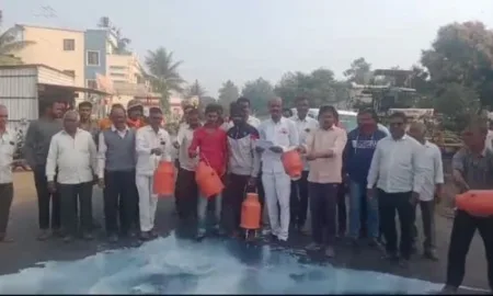 Poured milk on the road at Shivthar; Aggressive farmers association