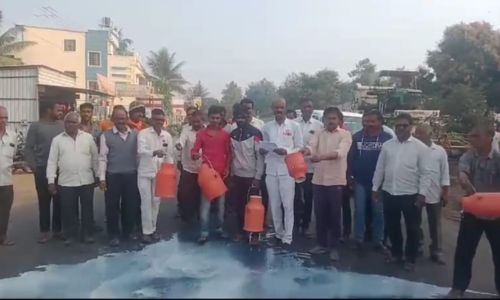Poured milk on the road at Shivthar; Aggressive farmers association