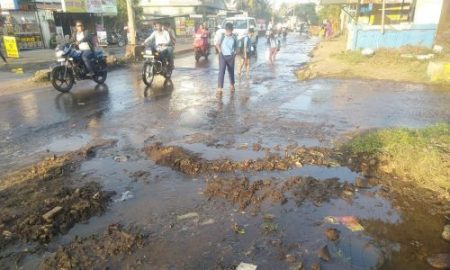 आपटेनगर येथील टाकीला गळती लागल्याने लाखो लिटर पाणी वाया Lakhs of liters of water was wasted due to a leak in the tank