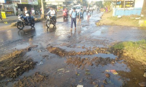 आपटेनगर येथील टाकीला गळती लागल्याने लाखो लिटर पाणी वाया Lakhs of liters of water was wasted due to a leak in the tank
