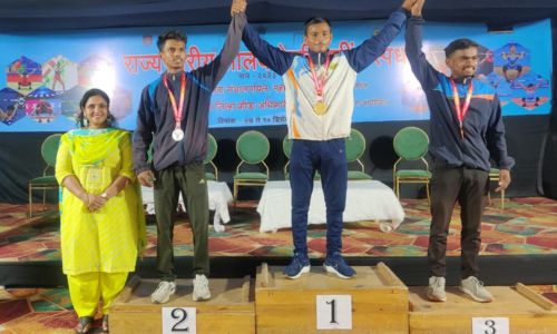 वाहन चालकांच्या पोरानं वेटलिप्टींगमध्ये पटकावलं सुवर्णपदक Driver's son won gold medal in weightlifting