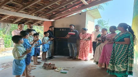 कवठणीत अंगणवाडी शौचालयाच्या इमारतीचे उद्धघाटन