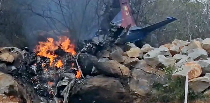 वायुदलाचे विमान कोसळून दोन पायलट्सचा मृत्यू Two pilots killed in air force plane crash
