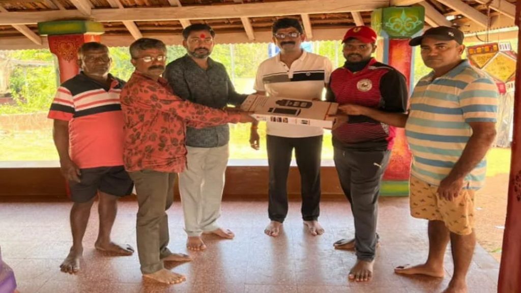 पेंडुर गवळदेव मंदिरास मनसेच्या वतीने सोलर लाईट प्रदान