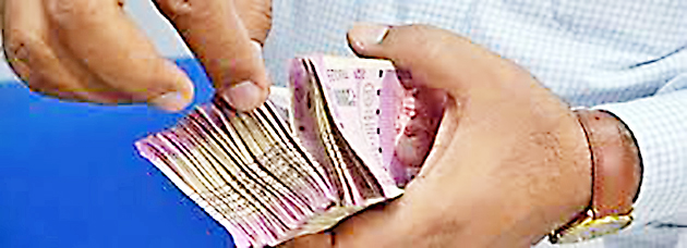 2,000हजाराच्या 97 टक्क्यांपेक्षा अधिकच्या नोटा बँकेत परतल्या More than 97 percent of the 2,000,000 notes were returned to the bank