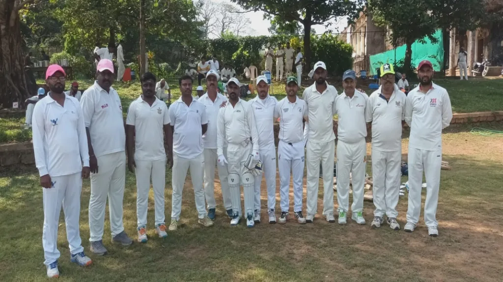एसटी कर्मचाऱ्यांची क्रिकेटच्या मैदानात फटकेबाजी !