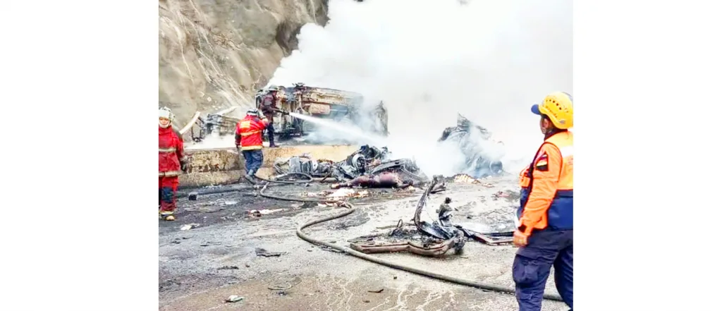 व्हेनेझुएलात 17 वाहने जळून खाक, 16 जणांचा मृत्यू 17 vehicles burned in Venezuela, 16 dead