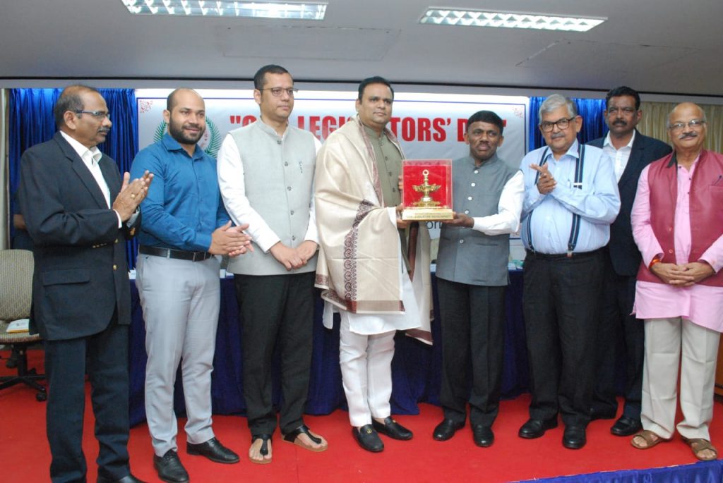 सभापतींचा अपमान होणार नाही, याचे भान ठेवावे : मुख्यमंत्री Be aware that the Speaker will not be insulted: Chief Minister