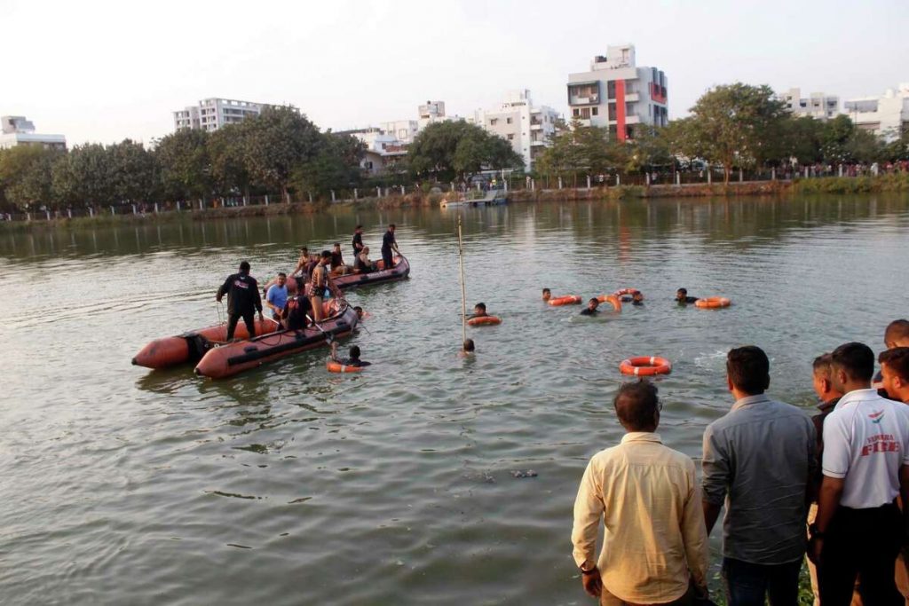 गुजरातमध्ये बोट उलटून 13 विद्यार्थी, 2 शिक्षकांचा मृत्यू 13 students, 2 teachers die after boat capsizes in Gujarat