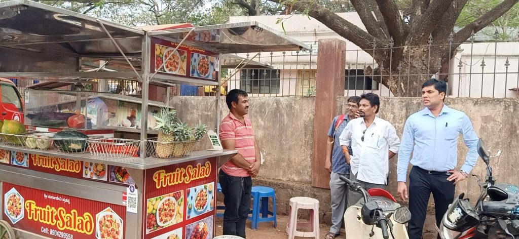 Inspection of the professionals in the collector office area by municipal commissioner