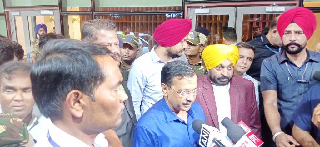 केजरीवाल, मान यांचे गोव्यात आगमन Arrival of Kejriwal, Mann in Goa