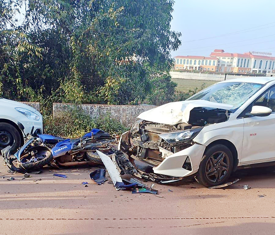 सुकेकुळण धारगळ अपघातात दोघे जखमी Two injured in Sukekulan Dhargal accident