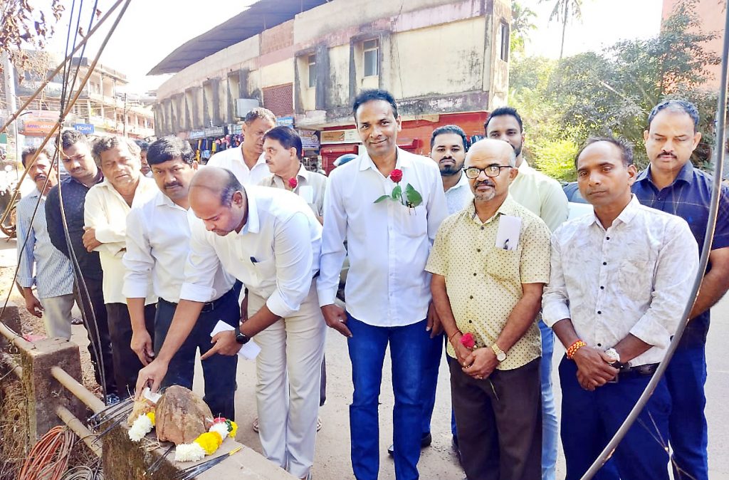 फोंडा शहरातील अंतर्गत नाल्यांची सफाई Cleaning of internal drains in Fonda city