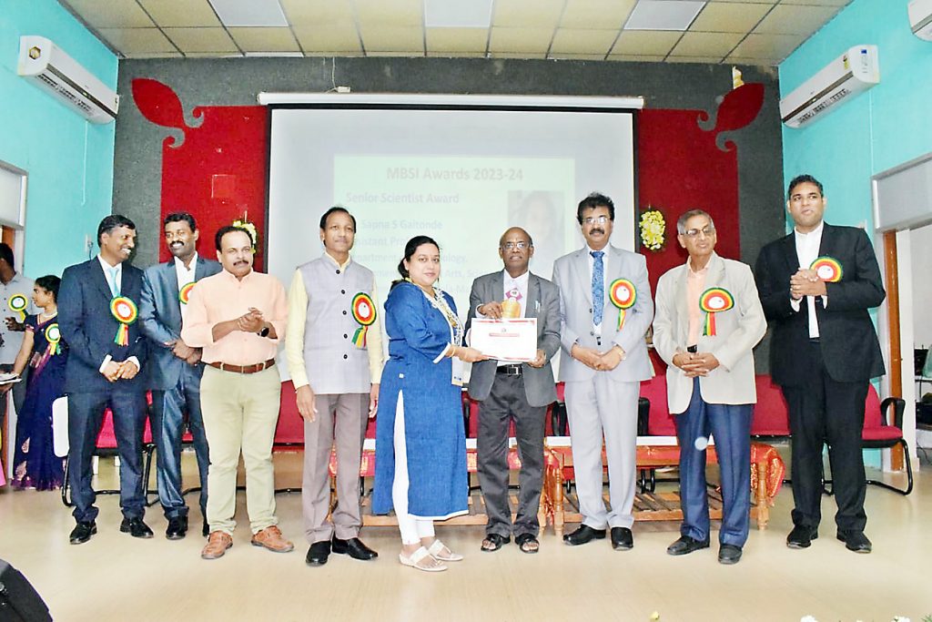 डॉ. सपना गायतोंडे यांना वरिष्ठ वैज्ञानिक पुरस्कार Dr. Senior Scientist Award to Sapna Gaitonde