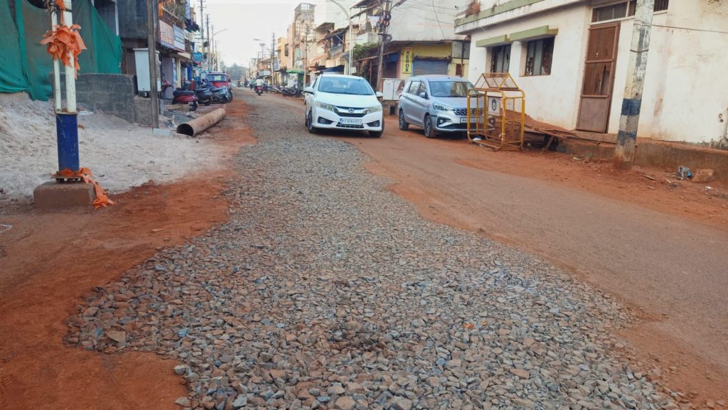 Dust reigns on the main road in the camp