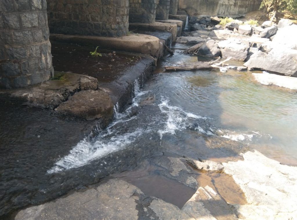 हलात्री बंधाऱ्यावरील गळती त्वरित थांबवण्याची मागणी Demand immediate stop of leakage at Halatri Dam