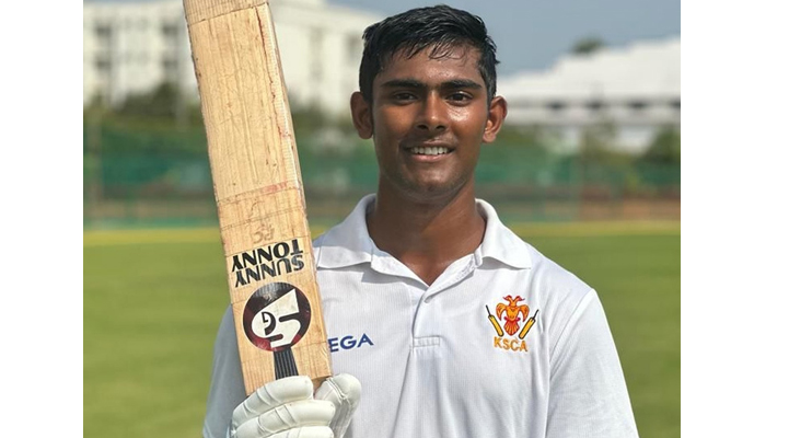 प्रखर चर्तुवेदीचे नाबाद चौरंगी शतक Prakhar Chartuvedi's unbeaten four-point century