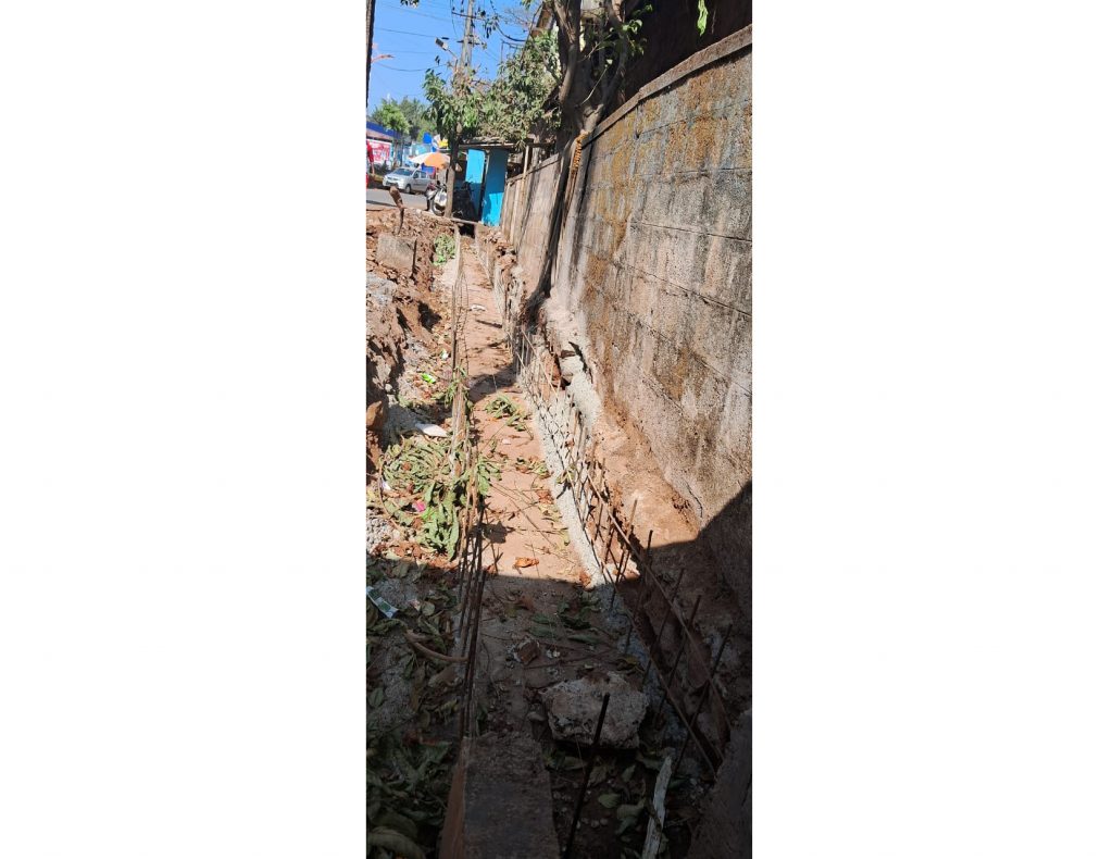 गोंधळी गल्ली परिसरातील गटारी तातडीने पूर्ण करा Immediately complete the drains in the Gandhari Galli area