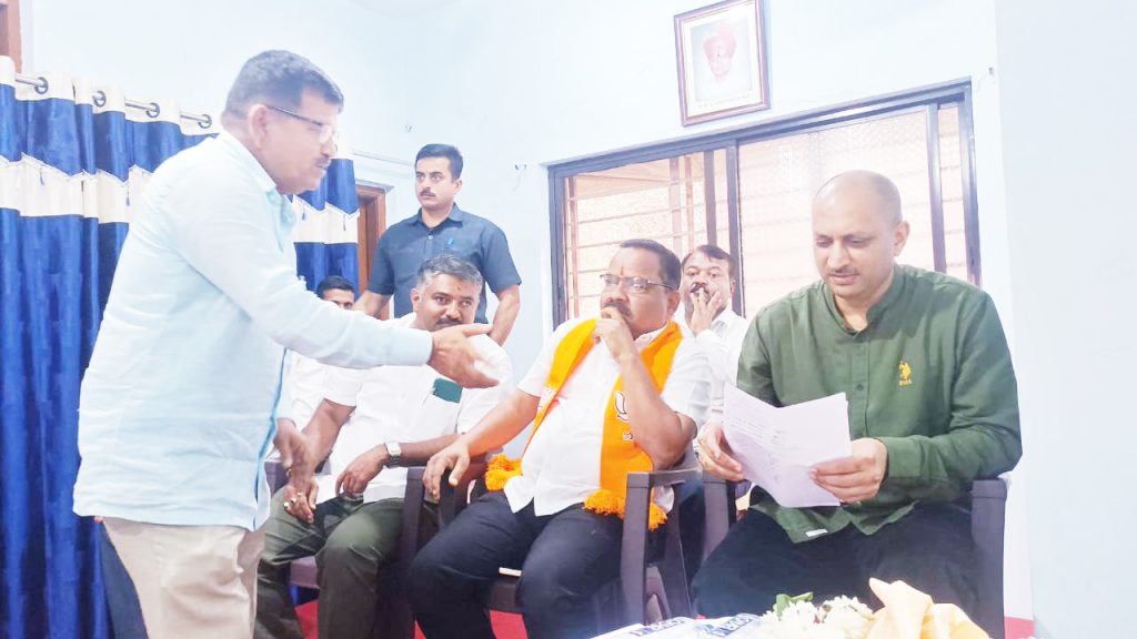 निट्टूर-प्रभूनगर सर्व्हिस रस्ता करण्याची मागणी Demand for Nittoor-Prabhunagar service road