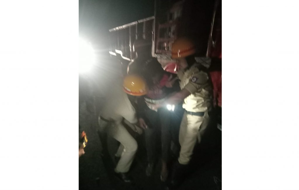 हलग्याजवळ अपघातात बीडचे पिता-पुत्र जखमी Beed father and son injured in an accident near Halga