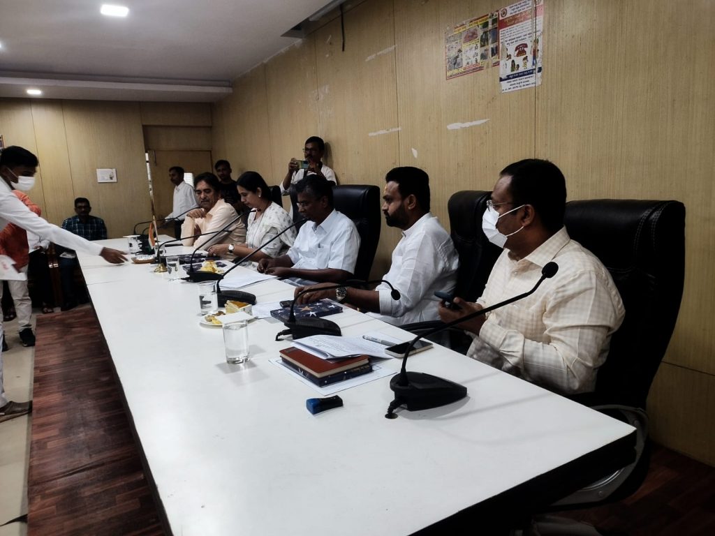 Trade both markets in sync