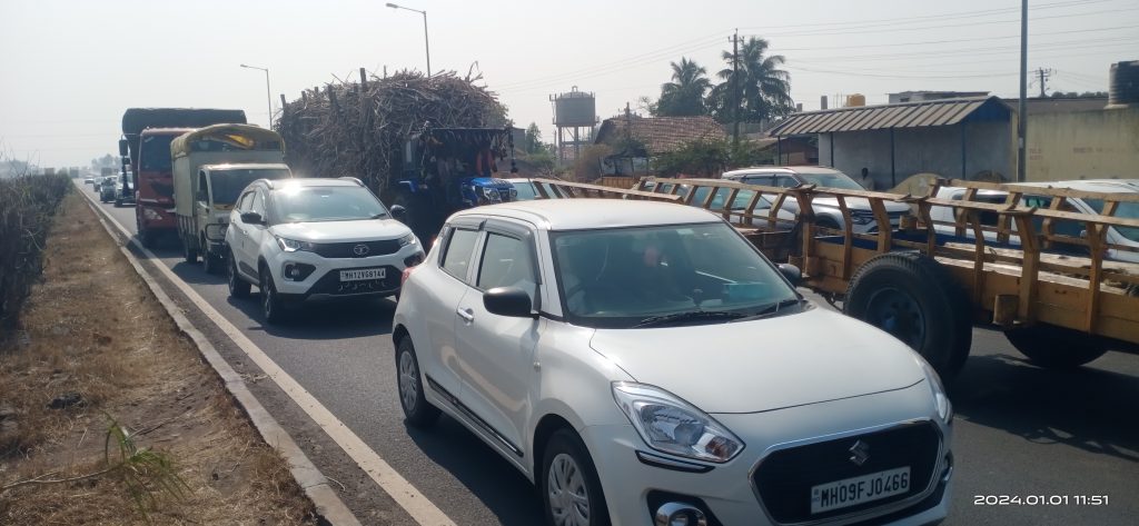वर्षारंभीच ट्रकचालकांचा चक्काजाम Truck drivers have been stuck for years