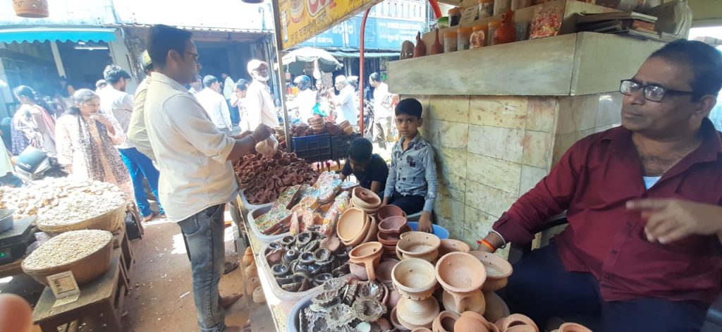 On the occasion of Pranpratistha ceremony, the shopping of grand parents is in full swing
