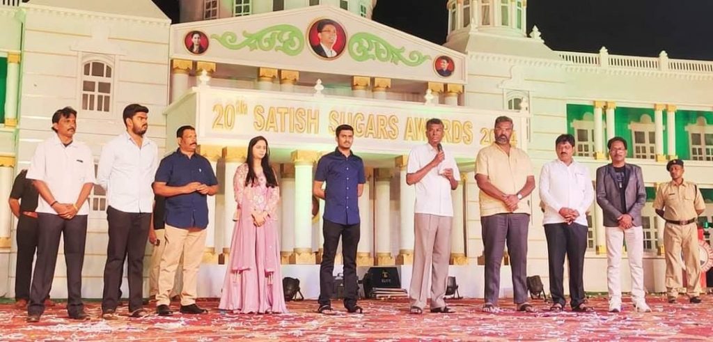 विद्यार्थ्यांच्या उज्ज्वल भविष्यासाठी कटिबद्ध Committed to the bright future of students